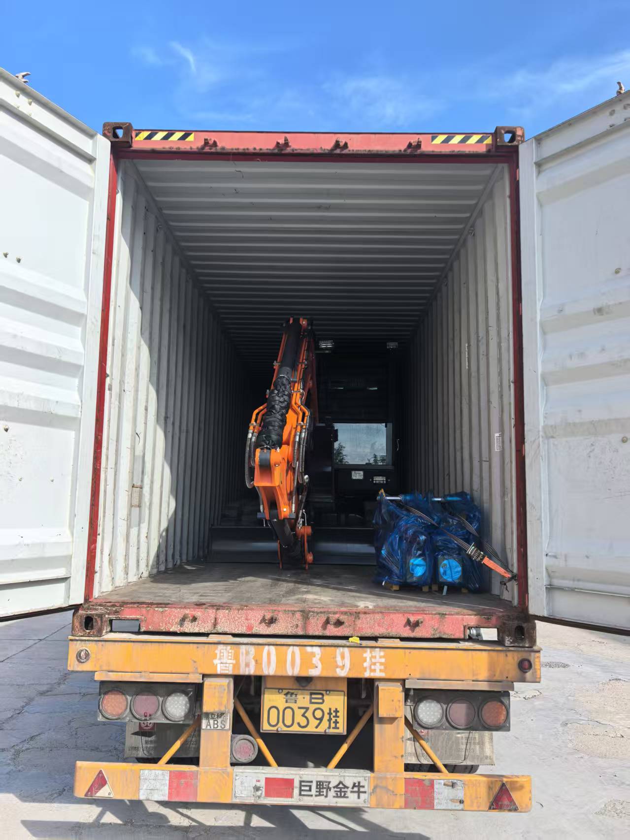 تم إرسال حفارتين سعة 6.5 طن