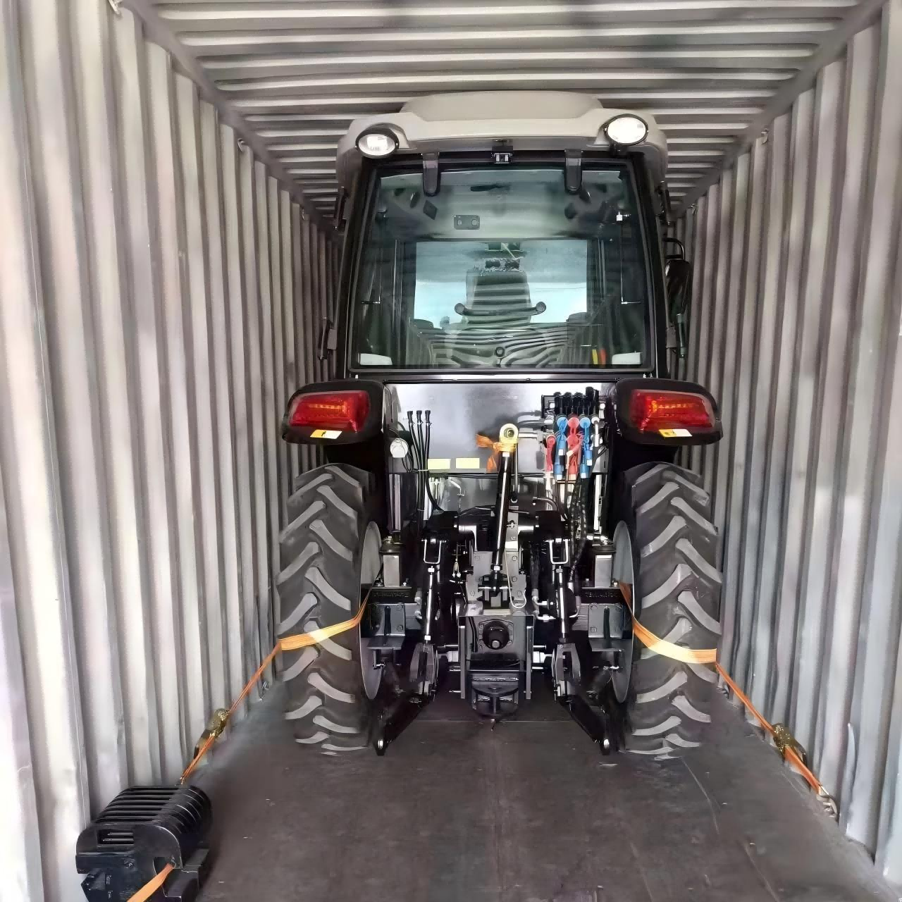 تم تسليم الجرار بقوة 50 حصان المخصص للعميل البنمي.